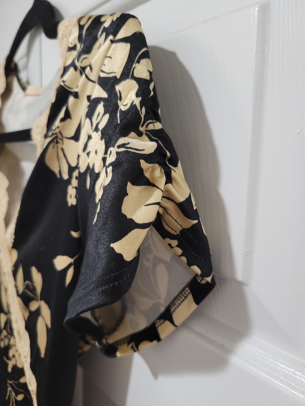 Vintage Forever 21 Black Top with Cream Floral Print & Lace Trim - Picture 7 of 13